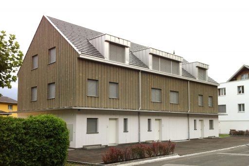 Mehrfamilienhaus Holzfassade Steildach