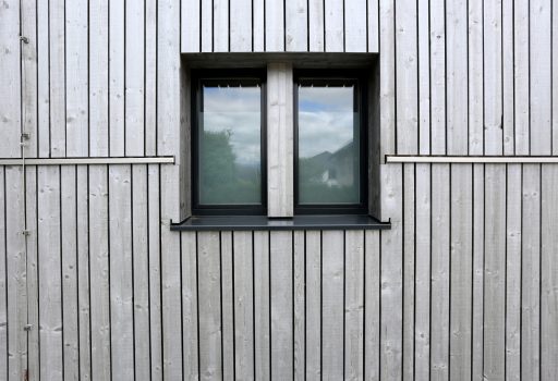 Mehrfamillienhaus Aussenansicht Fenster