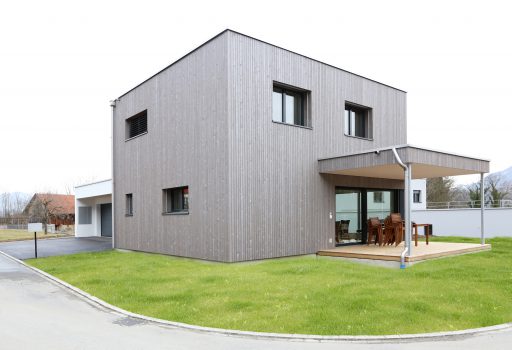 Neubau Einfamilienhaus Architektur Holzbau Holzfassade Flachdach Kunststoff Aluminium Fenster