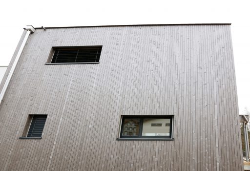 Neubau Einfamilienhaus Architektur Holzbau Holzfassade Flachdach Kunststoff Aluminium Fenster
