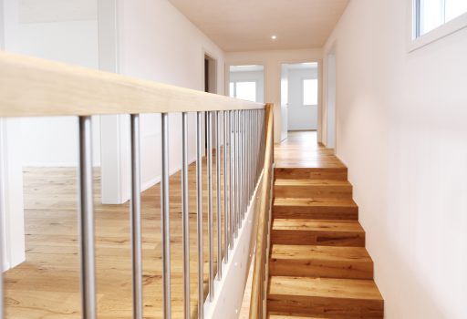 Neubau Einfamilienhaus Treppe Stakettengelaender Bodenbelag Eiche